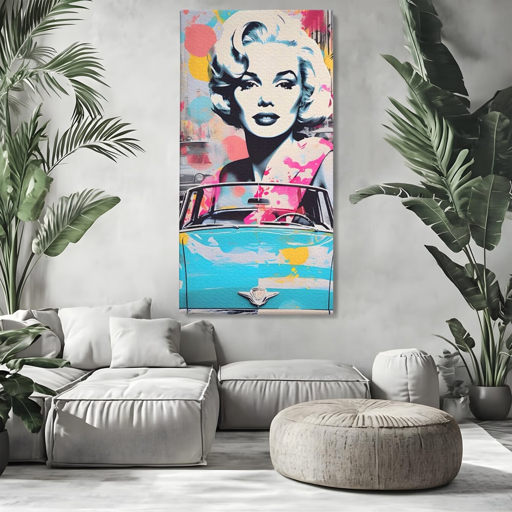 Tablou canvas cu tablou canvas cu marilyn monroe si masina, fara rama, pe sasiu de lemn, pe perete intr-un living